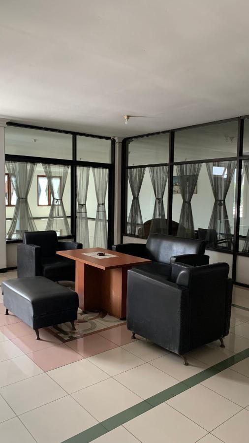 Oyo 93380 Penginapan Mangkoe Barokah Tanah Grogot Buitenkant foto